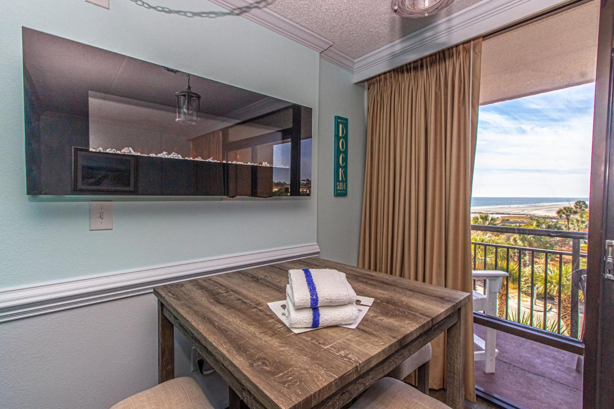 Oversized Ocean View Queen Suite With Beautiful Fireplace And Accents - Sleeps 4 Guests! Myrtle Beach Room photo